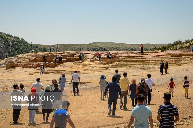 دومین چشمه آب رنگین دنیا زیر لگد